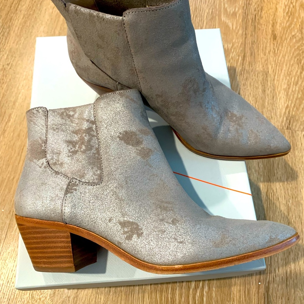 Sole Society Lilianna Light Grey shimmer leather